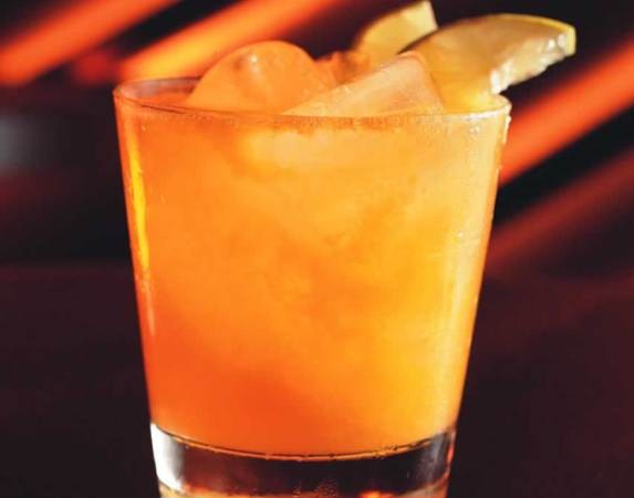 O drinque los baianos do At Nine Cocktail Bar: mix de cachaça, polpa de maracujá, suco de limão e xarope de pimentas O drinque los baianos do At Nine Cocktail Bar: mix de cachaça, polpa de maracujá, suco de limão e xarope de pimentas