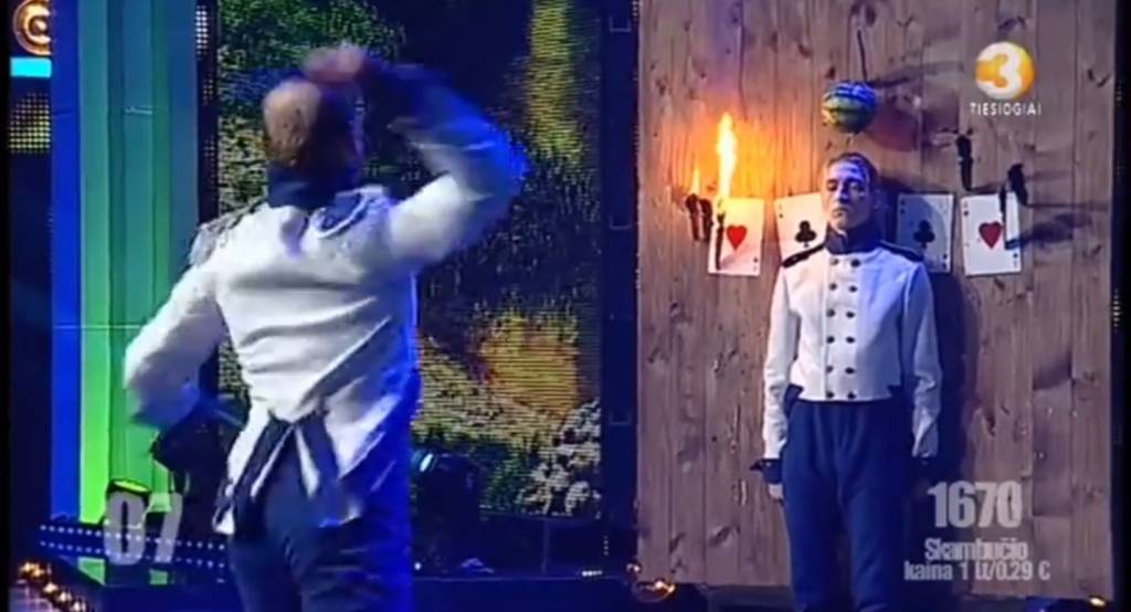 Atirador de facas quase provoca tragédia em programa de TV da Lituânia; assista