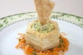 Vol-au-vent de alho poró com brie e saladinha de cenoura, do Babette