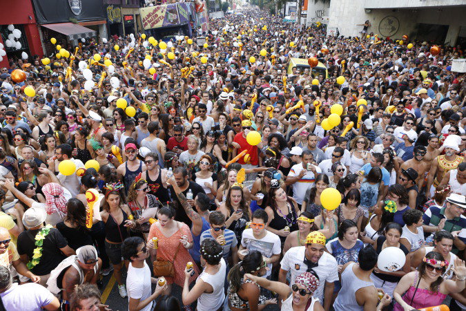 Baixo Augusta será multado em 3 000 reais por não recolher lixo e não colocar banheiro químico (Foto: Ricardo D'Angelo/Veja SP)