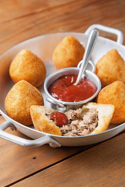 coxinha de massa de batata e recheio de costelinha suína vem com ketchup picante de goiabada coxinha de massa de batata e recheio de costelinha suína vem com ketchup picante de goiabada