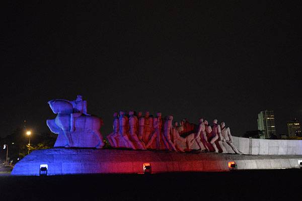 Alguma coisa está fora da ordem na iluminação francesa do Monumento às Bandeiras