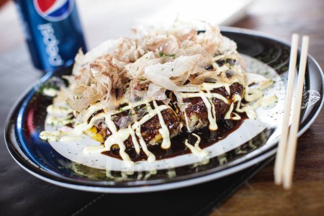 Bar Bueno oferece panqueca frita com repolho e purê de abóbora com molho barbecue e peixe seco, por R$ 36,00 Bar Bueno oferece panqueca frita com repolho e purê de abóbora com molho barbecue e peixe seco, por R$ 36,00