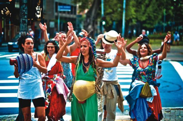 Os atores da Cia. São Jorge de Variedades em Barafonda: o espetáculo itinerante percorre as ruas da Barra Funda Os atores da Cia. São Jorge de Variedades em Barafonda: o espetáculo itinerante percorre as ruas da Barra Funda