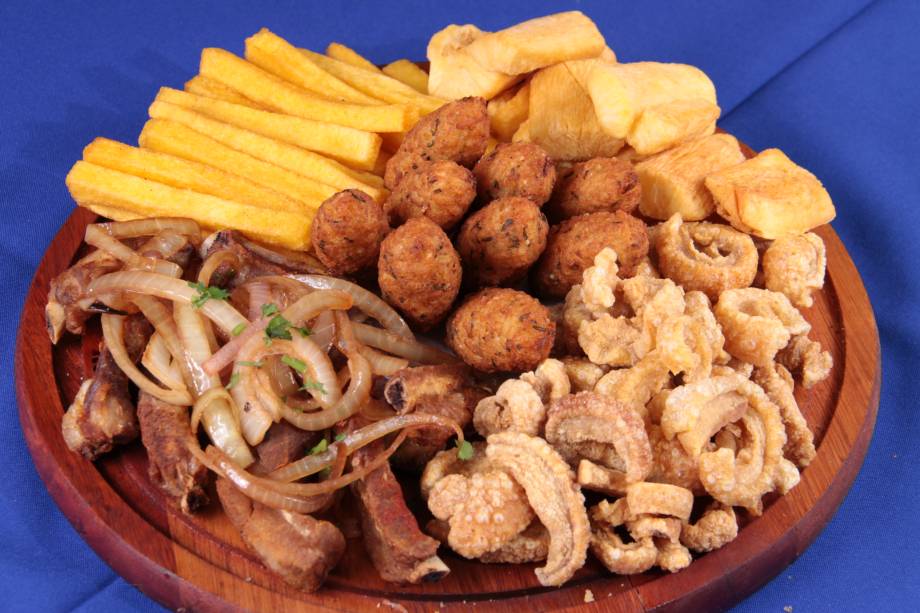 Petisco Mineirinha: porção de costelinha de porco, bolinho de arroz, mandioca frita, torresmo e polenta frita serve até 4 pessoas Petisco Mineirinha: porção de costelinha de porco, bolinho de arroz, mandioca frita, torresmo e polenta frita serve até 4 pessoas