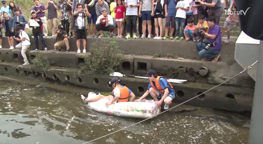 Para provar que os sacos de salgadinho têm muito ar, estudantes constroem barco com pacotes; veja o resultado