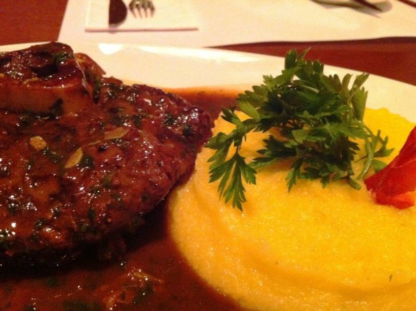 Ossobuco cozido servido com purê de batata Ossobuco cozido servido com purê de batata