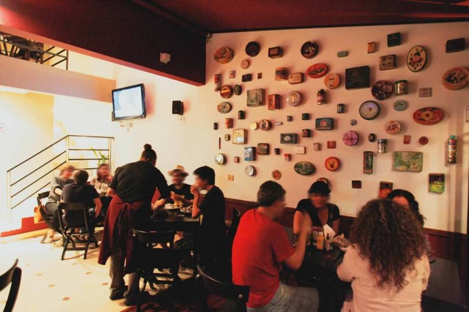 O terraço, logo na entrada: coleção de latas de todo tipo na parede O terraço, logo na entrada: coleção de latas de todo tipo na parede