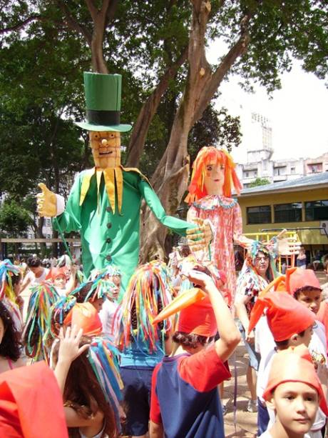 Bloco das Emílias e Viscondes: grupo infantil é opção para carnaval de rua Bloco das Emílias e Viscondes: grupo infantil é opção para carnaval de rua