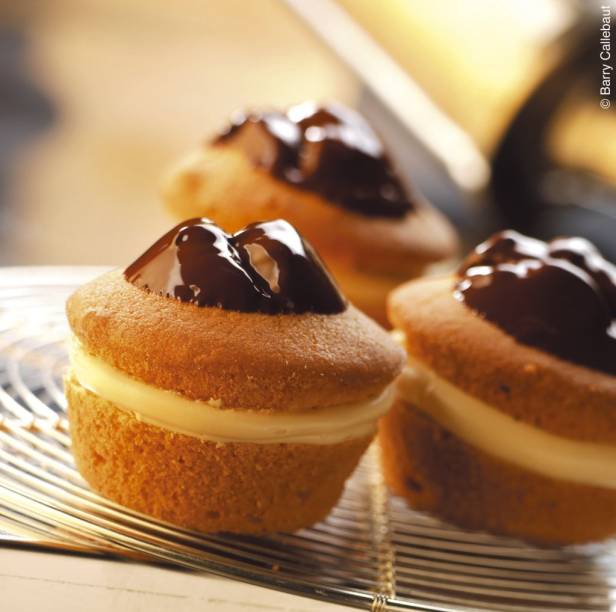 Bolinhos de creme com cobertura de chocolate