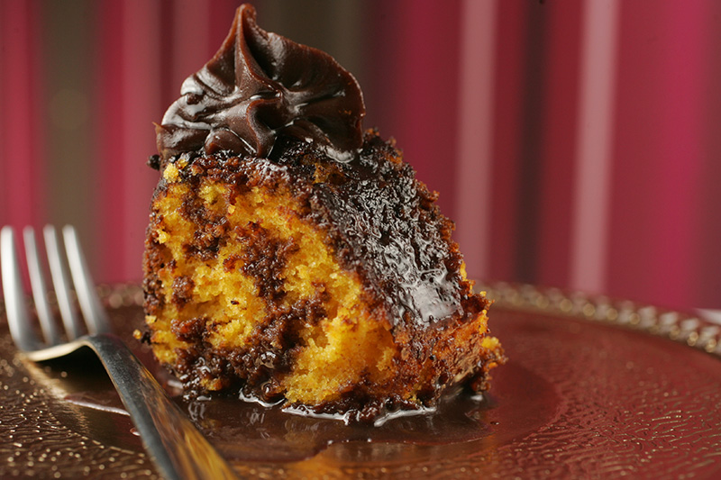 Bolo de cenoura com calda de chocolate