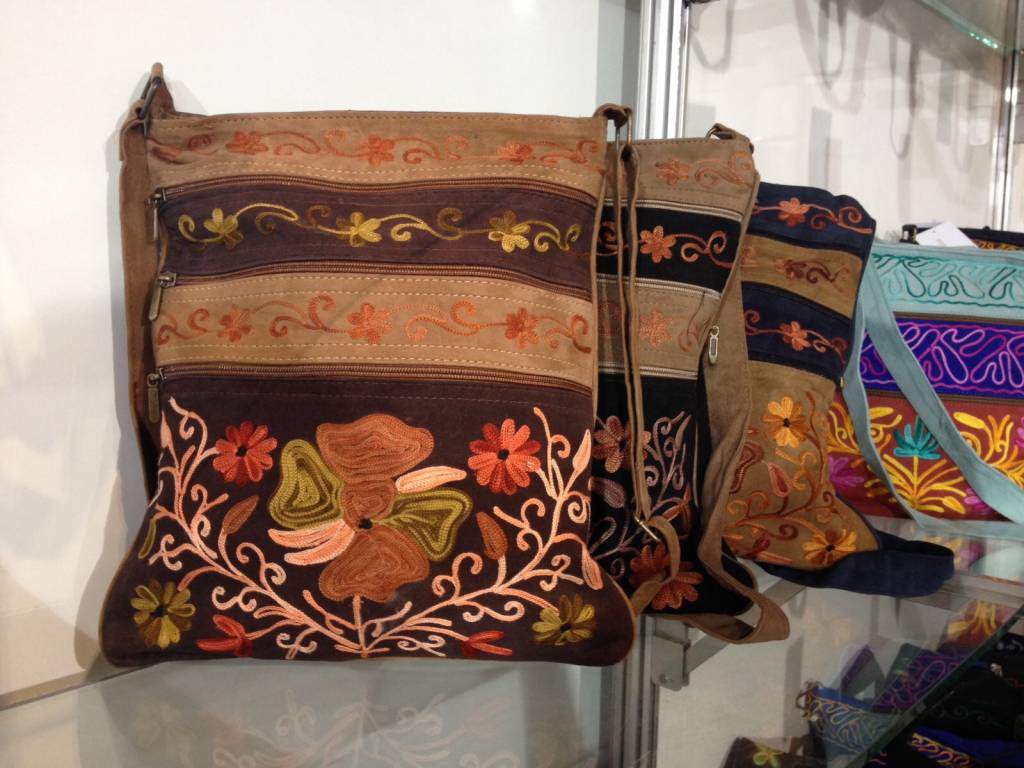 Lenços e objetos de decoração indianos em promoção