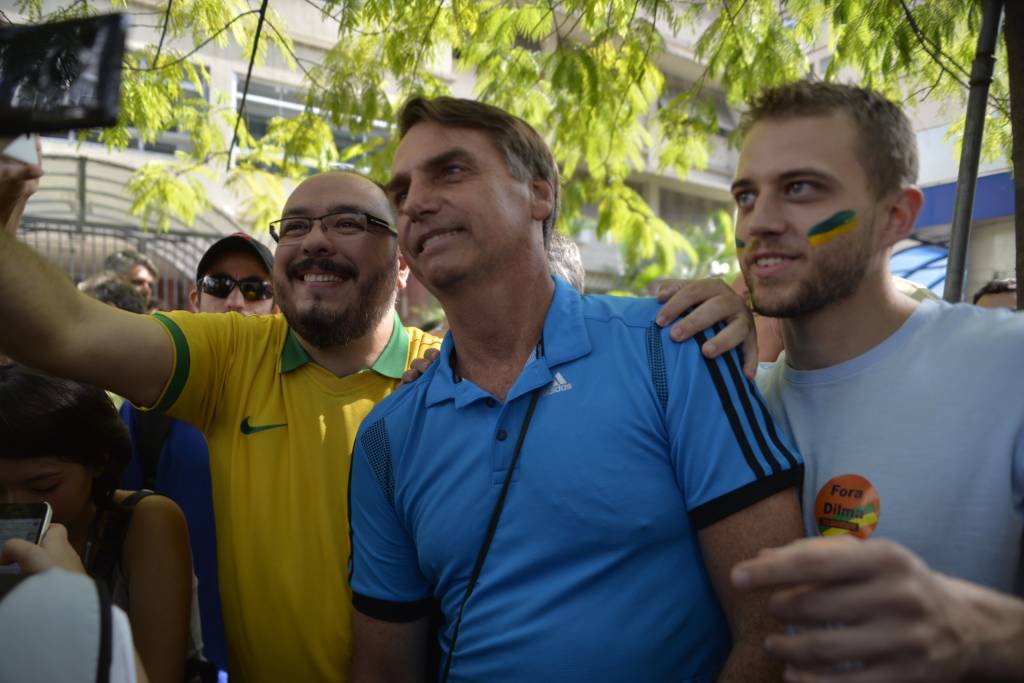Bolsonaro é assediado em protesto na Avenida Paulista