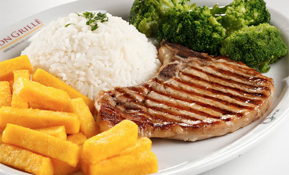 Bisteca suína com polenta frita e brócolis Bisteca suína com polenta frita e brócolis