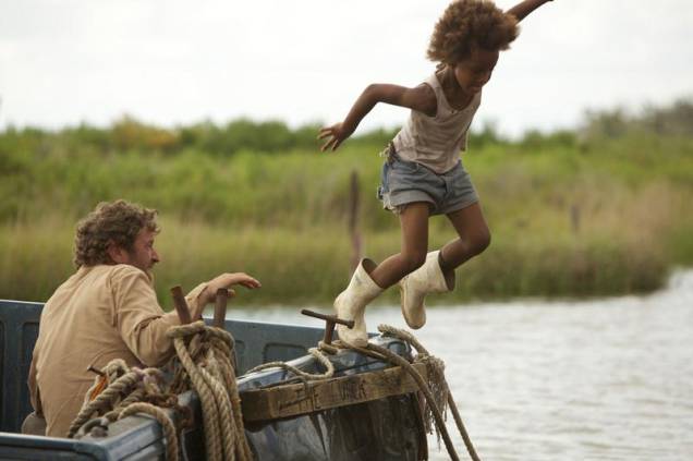 Indomável Sonhadora: Hushpuppy vive em uma comunidade miserável isolada às margens de um rio Indomável Sonhadora: Hushpuppy vive em uma comunidade miserável isolada às margens de um rio