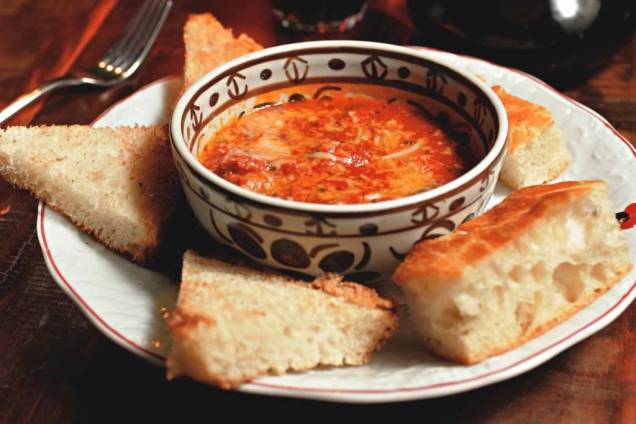 A scarpetta de sugo com calabresa do BottaGallo: molho para passar no pão A scarpetta de sugo com calabresa do BottaGallo: molho para passar no pão
