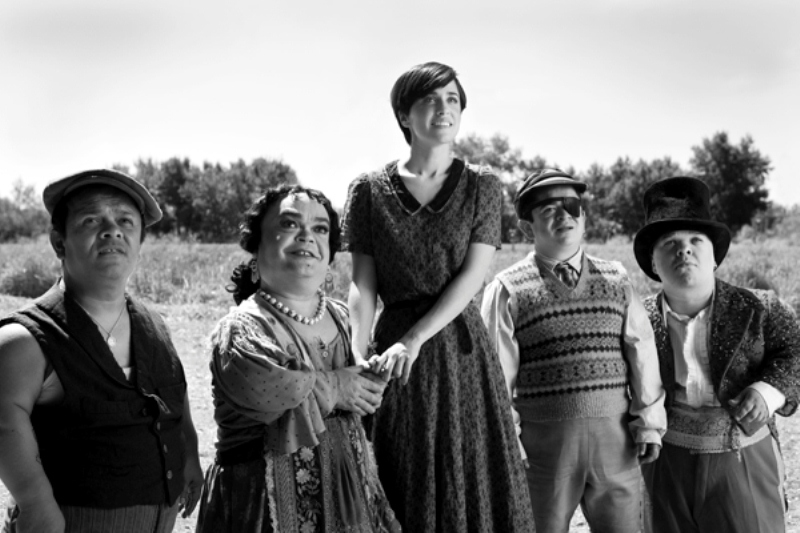 Branca de Neve - Filme: Carmen (Macarena García) e os sete anões toureiros
