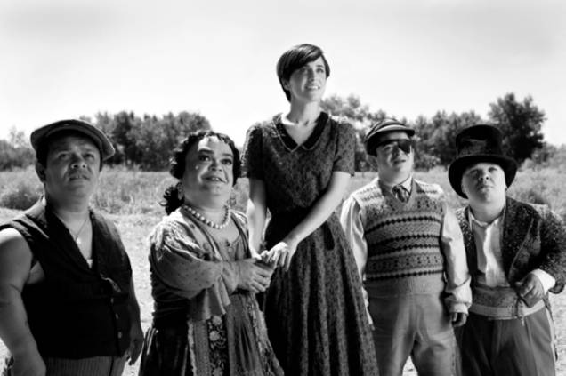 Branca de Neve - Filme: Carmen (Macarena García) e os sete anões toureiros Branca de Neve - Filme: Carmen (Macarena García) e os sete anões toureiros