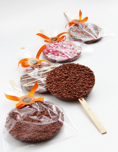 Na Brigadeiro Bistrô: pirulito de chocolate recheado de brigadeiro