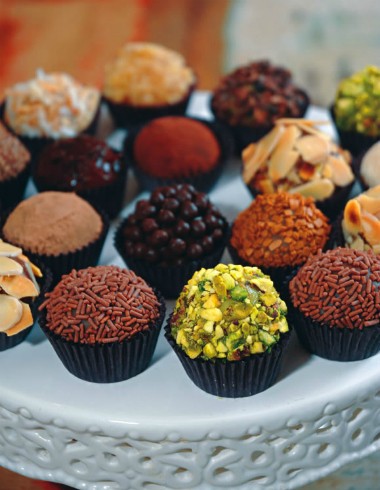 As estrelas da vitrine: 61 sabores de brigadeiro As estrelas da vitrine: 61 sabores de brigadeiro