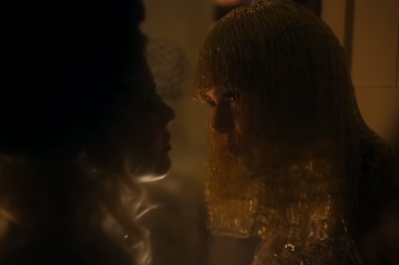 Cena de beijo gay entre as personagens de Bruna Marquezine e Letícia Colin agita a internet