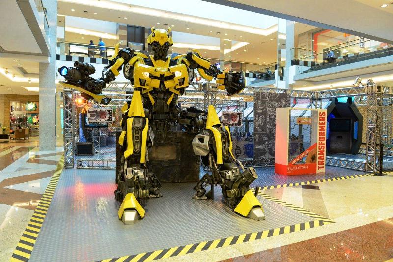 Logo na entrada, chama atenção o Robô Bumblebee