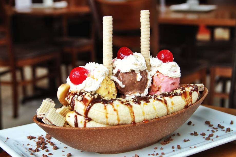 Banana split: seis bolas de sorvete e três bananas Banana split: seis bolas de sorvete e três bananas