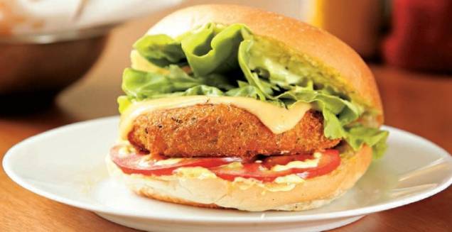 O hambúrguer de bacalhau: textura semelhante à de um bolinho O hambúrguer de bacalhau: textura semelhante à de um bolinho