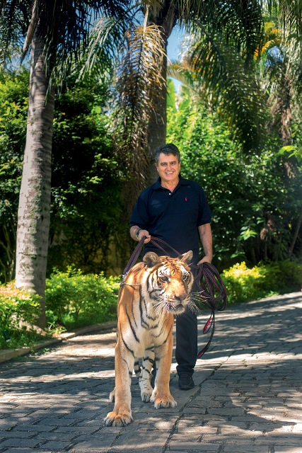 Treinador Gilberto Miranda abre sua casa cheia de animais para palestras