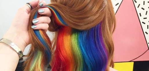 Cabelos que escondem as cores do arco-íris viralizam nas redes sociais