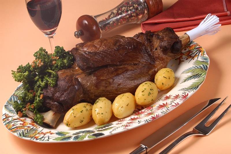 Cabrito assado com batatas e brócolis Cabrito assado com batatas e brócolis
