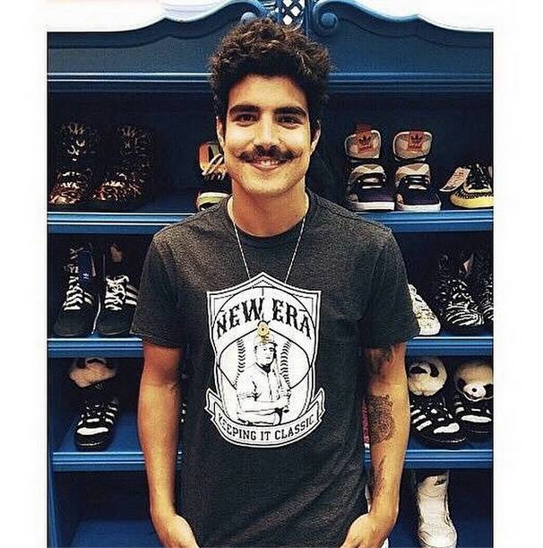 Caio Castro surge com novo visual. Você aprovou?