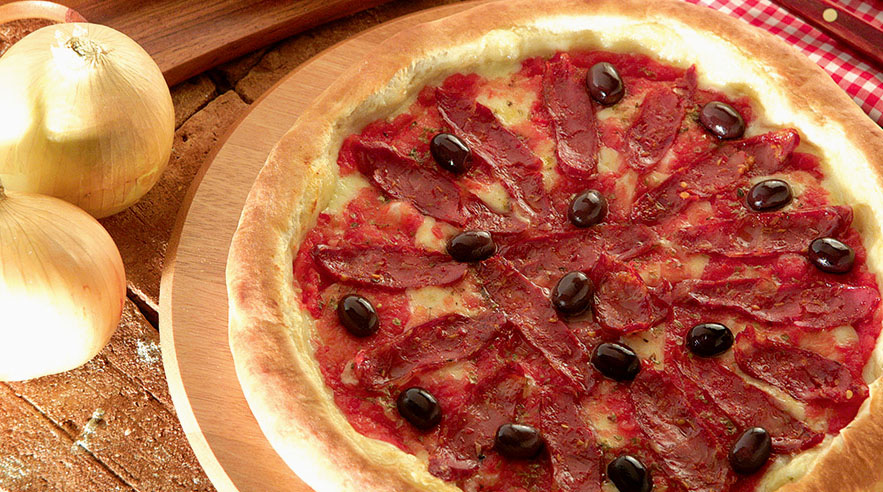 Pizza de calabresa artesanal e mussarela de búfala