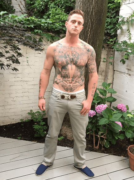 Filho de Michael Douglas tatua o rosto do pai e do avô no abdome tanquinho