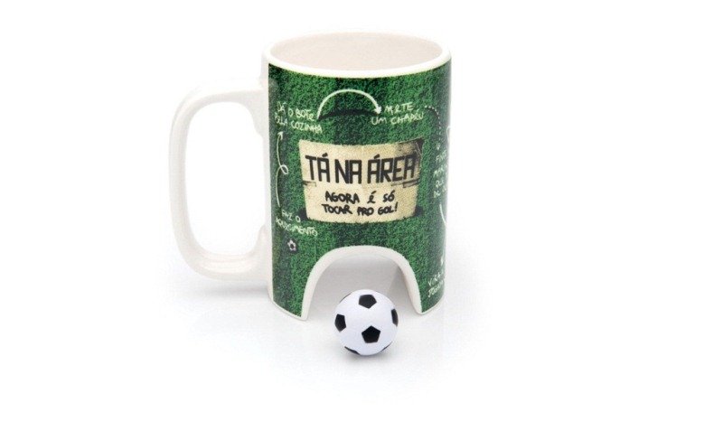 caneca-ta-na-area-com-bolinha-de-futebol-da-imaginarium-divulgacao.jpeg
