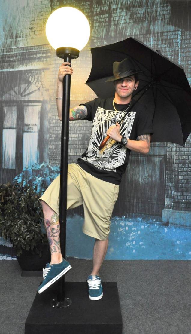 Cenário de Cantando na Chuva está disponível na Fnac Pinheiros Cenário de Cantando na Chuva está disponível na Fnac Pinheiros