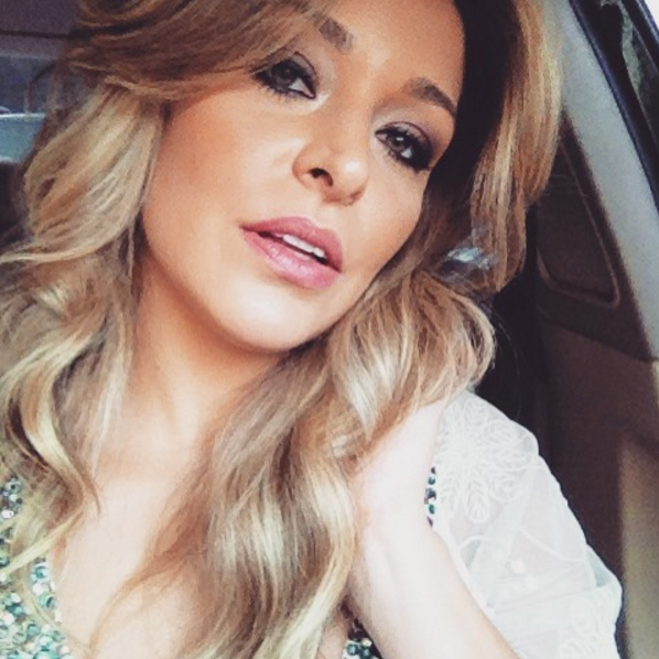 Carla Forseti escolhe o loiro do momento para seu novo look