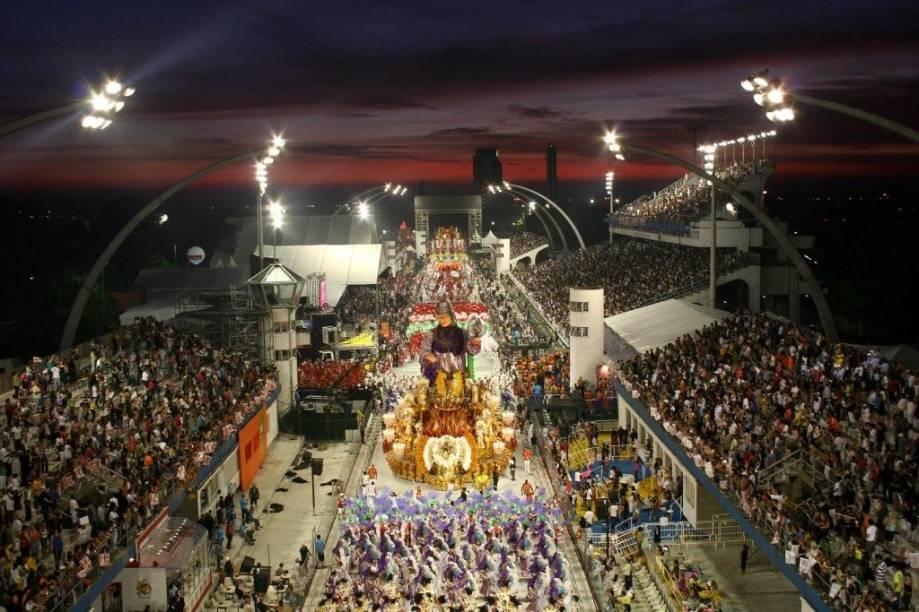 Sambódromo do Anhembi: escola de samba na avenida