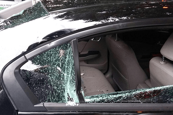 carro do uber depredado por taxistas carro do uber depredado por taxistas