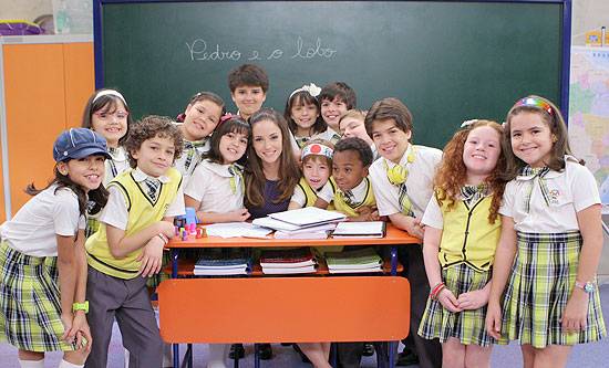 Elenco de “Carrossel” refaz foto com professora Helena. Veja como eles mudaram