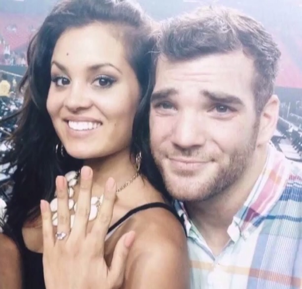 Harry Styles ajuda fã a pedir namorada em casamento durante show do One Direction