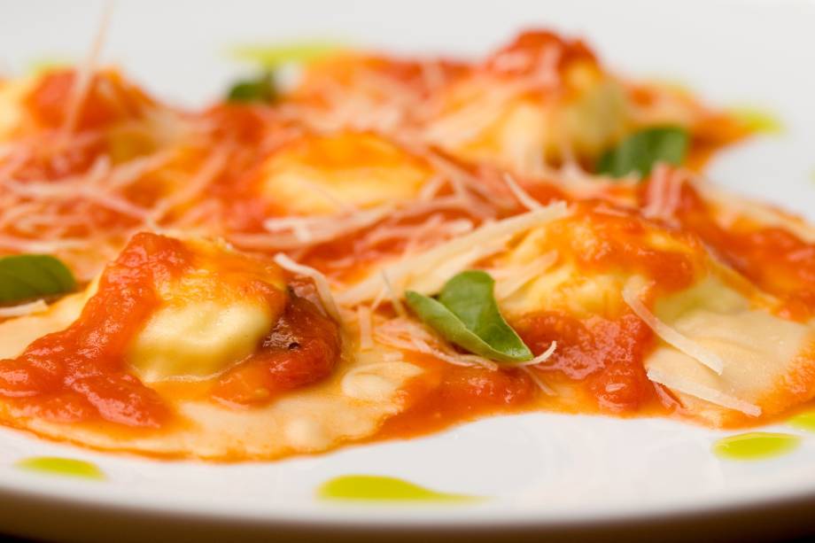 Casoncelli Due Formaggi al Limone do DOlivino:  massa fresca recheada com ricota de búfala, queijo pecorino e limão siciliano, ao molho pomodoro e azeite extravirgem aromatizado com manjericão