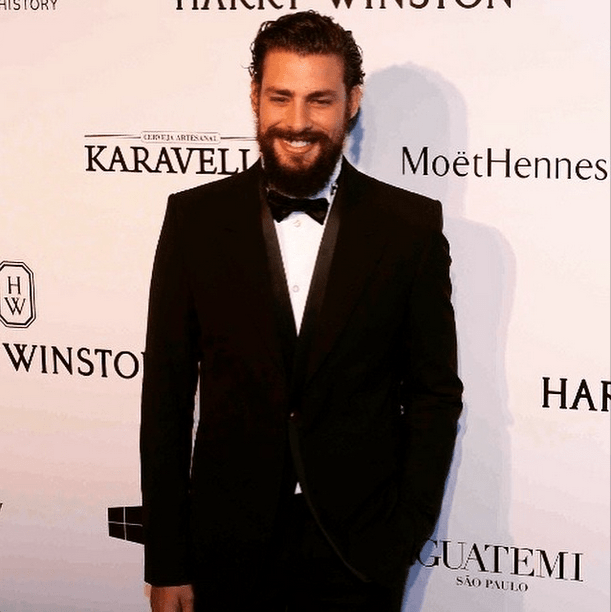 Cauã Reymond aparece com novo visual