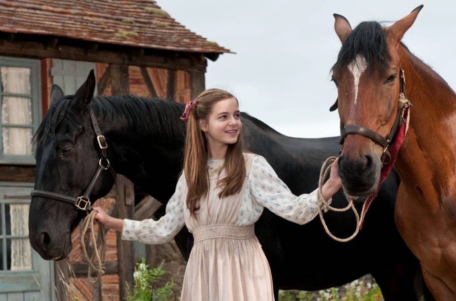 A atriz Celine Buckens em cena de Cavalo de Guerra: filme dirigido por Steven Spielberg