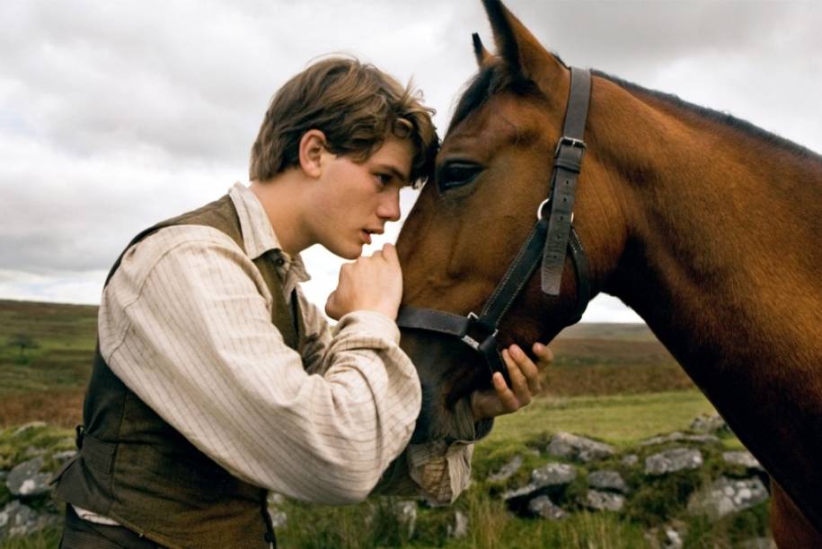 Jeremy Irvine em Cavalo de Guerra: aventura dirigida por Steven Spielberg