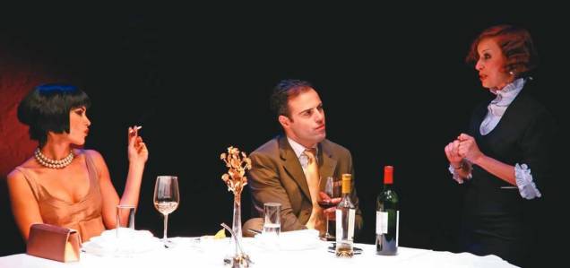 Grã-finos e serviçais: Juliana Vedovato, Alexandre Freitas e Denise Machado estão no elenco da comédia dramática Celebração Grã-finos e serviçais: Juliana Vedovato, Alexandre Freitas e Denise Machado estão no elenco da comédia dramática Celebração