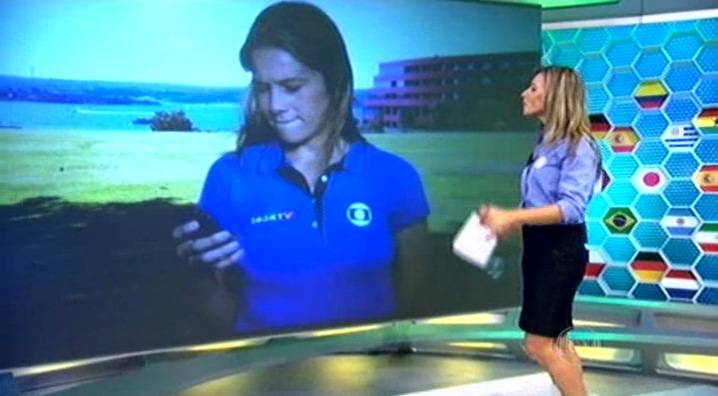 Flagrada com telefone celular em entrada ao vivo, repórter joga aparelho no chão