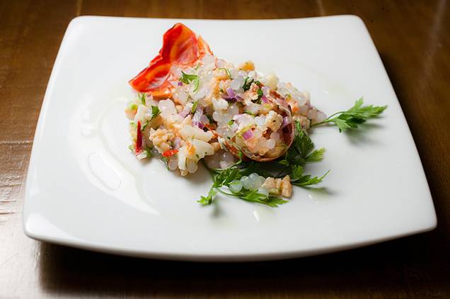 Ceviche: lagosta, abacaxi e pérolas de tapioca Ceviche: lagosta, abacaxi e pérolas de tapioca