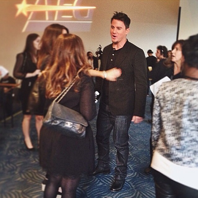 Zac Efron sem camisa e os bastidores do MTV Movie Awards