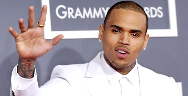 Chris Brown é preso após agredir homem; fãs mostram apoio ao ídolo no Twitter